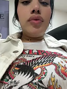 Snapshot of Bella__Wood chatting on 10.10.25 Bella Wood online show from 10.10.25