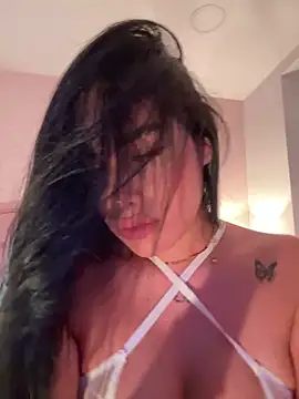 Snapshot of Bella__Wood chatting on 10.16.25 Bella Wood online show from 10.16.25