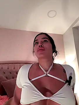 Snapshot of Bella__Wood chatting on 11.09.25 Bella Wood online show from 11.09.25