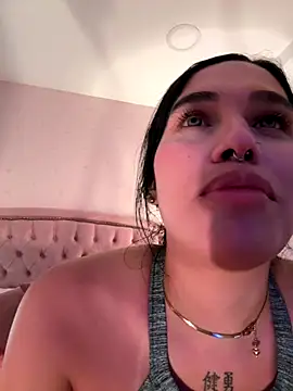 Snapshot of Bella__Wood chatting on 11.13.25 Bella Wood online show from 11.13.25