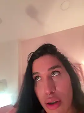 Snapshot of Bella__Wood chatting on 11.14.25 Bella Wood online show from 11.14.25