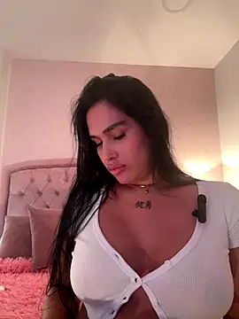 Snapshot of Bella__Wood chatting on 11.25.25 Bella Wood online show from 11.25.25