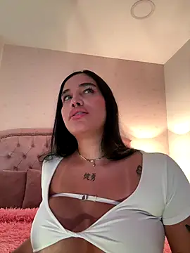 Snapshot of Bella__Wood chatting on 12.14.25 Bella Wood online show from 12.14.25