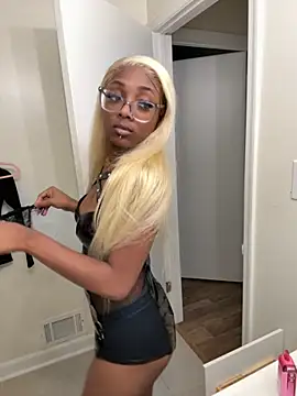 Snapshot of Moxhavix chatting on 11.15.25 Moxhavix online show from 11.15.25