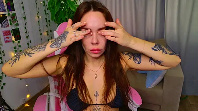 Snapshot of AnitaVensley chatting on 10.10.25 AnitaVensley online show from 10.10.25