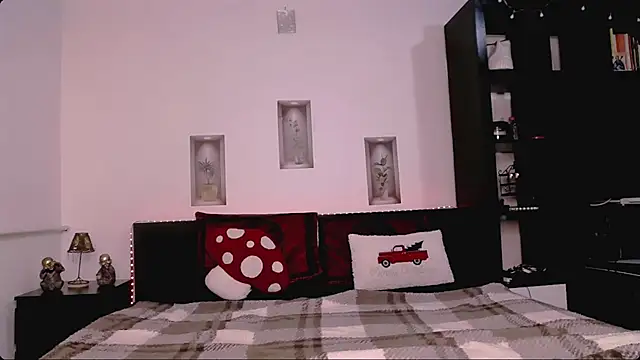 M1kaylaRaven online show from 11.28.25