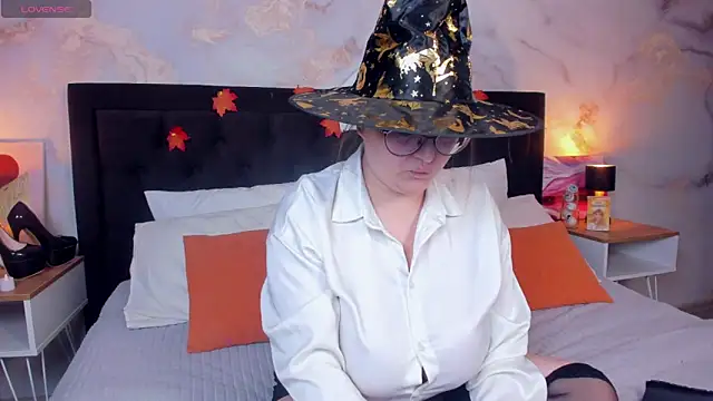 HelenDanvers online show from 10.29.25