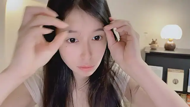 Snapshot of Onechestnut chatting on 04.18.26 Onechestnut online show from 04.18.26