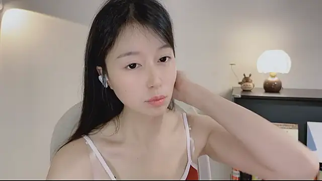 Snapshot of Onechestnut chatting on 04.20.26 Onechestnut online show from 04.20.26