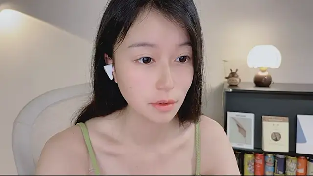 Snapshot of Onechestnut chatting on 04.22.26 Onechestnut online show from 04.22.26