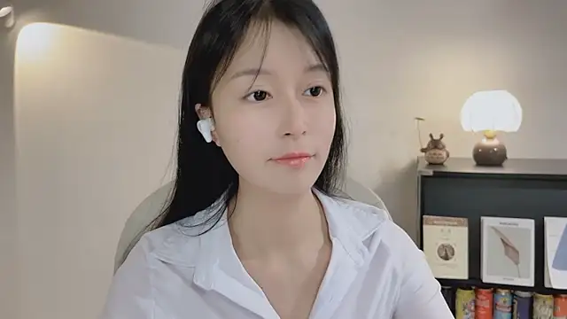 Snapshot of Onechestnut chatting on 04.24.26 Onechestnut online show from 04.24.26
