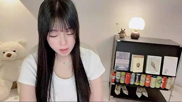 Snapshot of Onechestnut chatting on 06.17.26 Onechestnut online show from 06.17.26