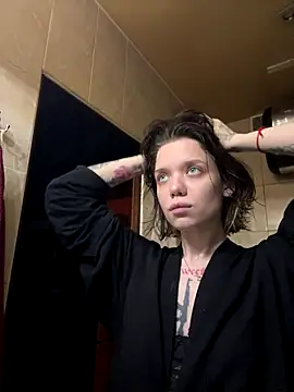 Snapshot of enchanting_chloe chatting on 10.10.25 enchanting chloe online show from 10.10.25