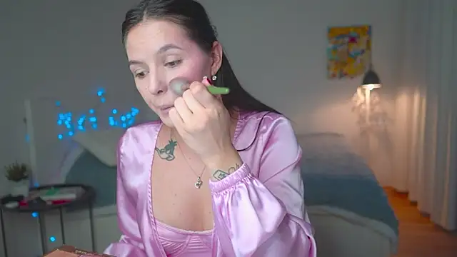 Snapshot of EwelynScott chatting on 10.19.25 EwelynScott online show from 10.19.25