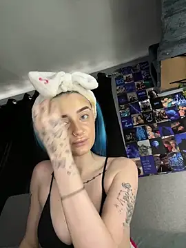 Snapshot of Bluetingx chatting on 10.17.25 Bluetingx online show from 10.17.25