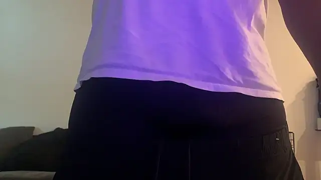 Snapshot of sneakdalink chatting on 11.15.25 sneakdalink online show from 11.15.25