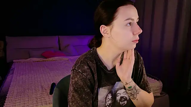 Snapshot of Di_na_Bell chatting on 06.25.26 Di na Bell online show from 06.25.26