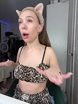 AlysonHuxley  online show from 02.04.26