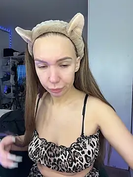 AlysonHuxley  online show from 02.18.26