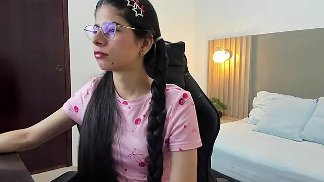 Snapshot of carlina_15 chatting on 09.10.25 carlina 15 online show from 09.10.25