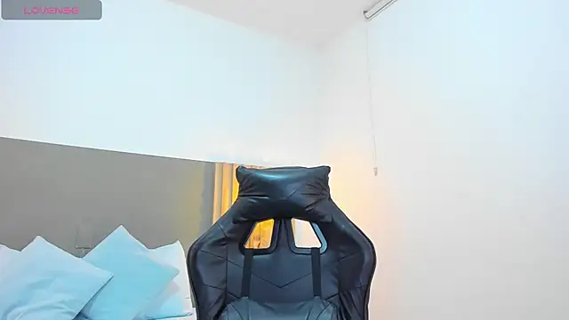 Snapshot of carlina_15 chatting on 09.17.25 carlina 15 online show from 09.17.25