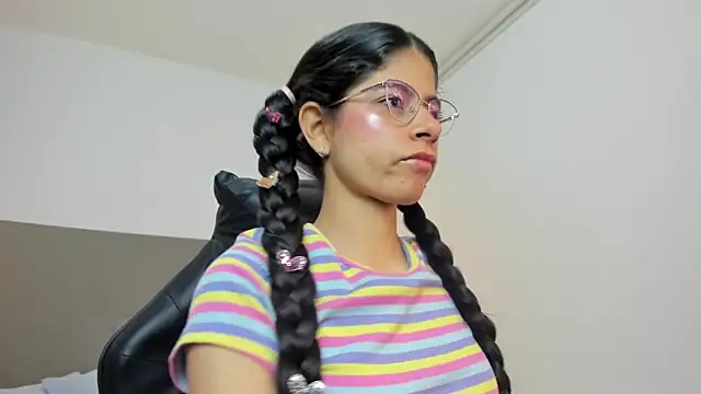 Snapshot of carlina_15 chatting on 09.23.25 carlina 15 online show from 09.23.25