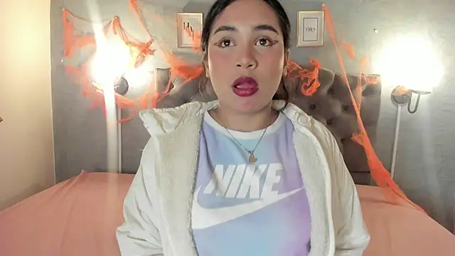 Snapshot of GiannaSlimJB chatting on 10.19.25 GiannaSlimJB online show from 10.19.25