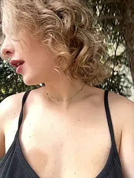 Snapshot of KellyKeler chatting on 09.19.25 KellyKeler online show from 09.19.25