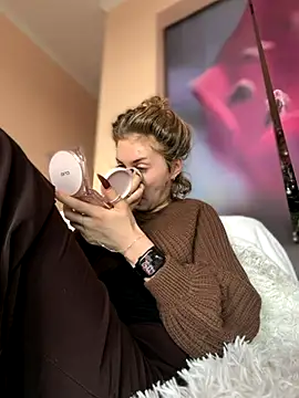 Snapshot of KellyKeler chatting on 10.27.25 KellyKeler online show from 10.27.25