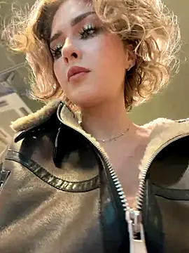 Snapshot of KellyKeler chatting on 11.30.25 KellyKeler online show from 11.30.25