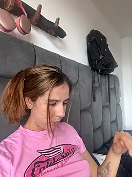 Snapshot of AllieYourGirl chatting on 11.18.25 AllieYourGirl online show from 11.18.25