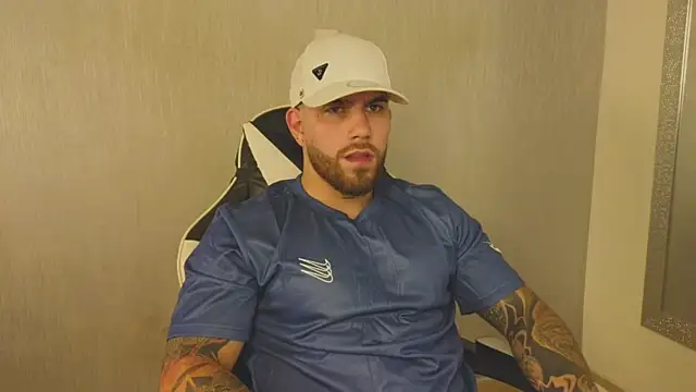 Snapshot of Ades_Lowe chatting on 11.01.25 Ades Lowe online show from 11.01.25