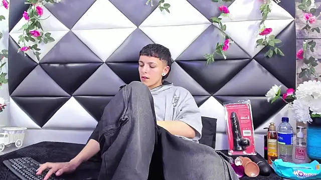 Megan Thompson  online show from 09.27.25