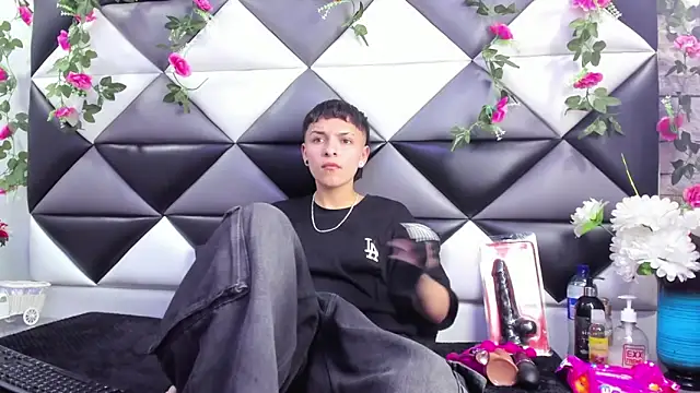 Megan Thompson  online show from 10.02.25