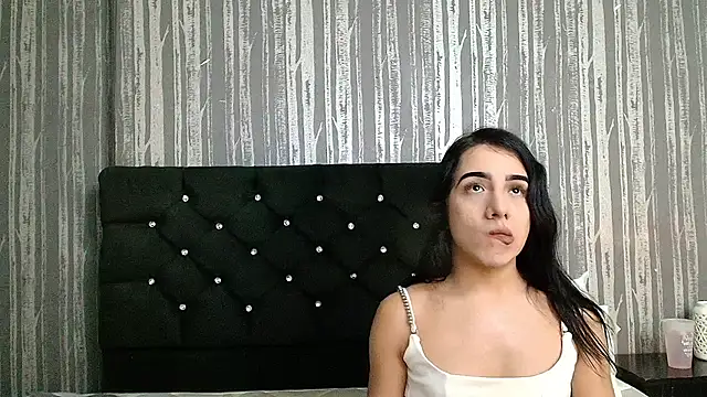 Snapshot of Alicee_Moonn chatting on 05.20.26 Alicee Moonn online show from 05.20.26
