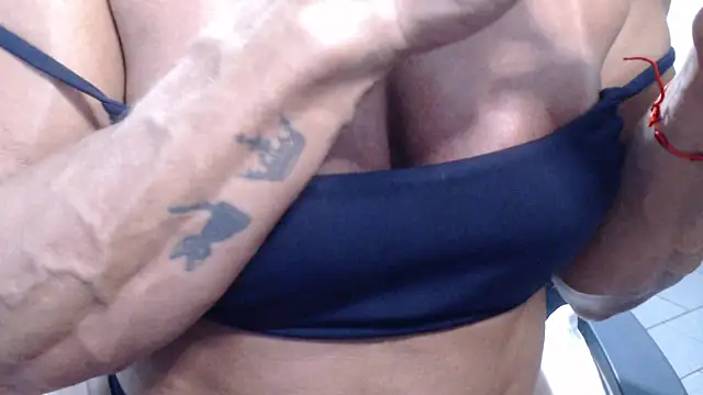 Snapshot of Stronggsexy chatting on 02.02.26 Stronggsexy online show from 02.02.26