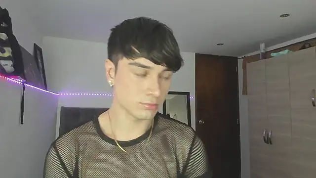 Snapshot of stevve_14 chatting on 10.25.25 stevve 14 online show from 10.25.25