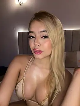 Snapshot of Mia_Roswell chatting on 04.30.26 Mia Roswell online show from 04.30.26
