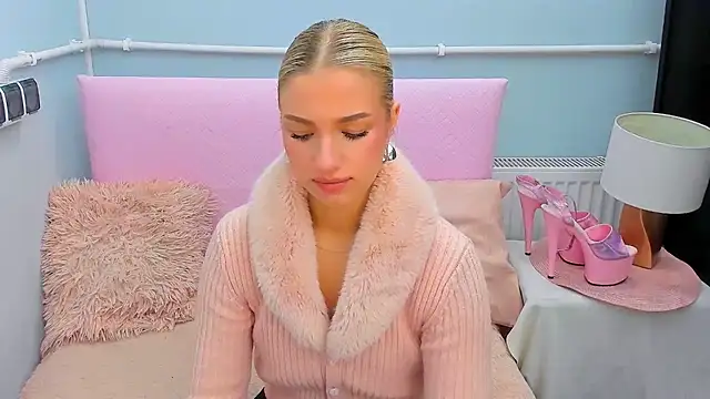 Snapshot of EvetteRose chatting on 10.15.25 EvetteRose online show from 10.15.25