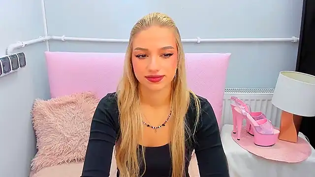 Snapshot of EvetteRose chatting on 10.21.25 EvetteRose online show from 10.21.25