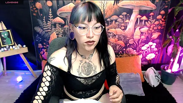 LunaBunny8 online show from 10.27.25