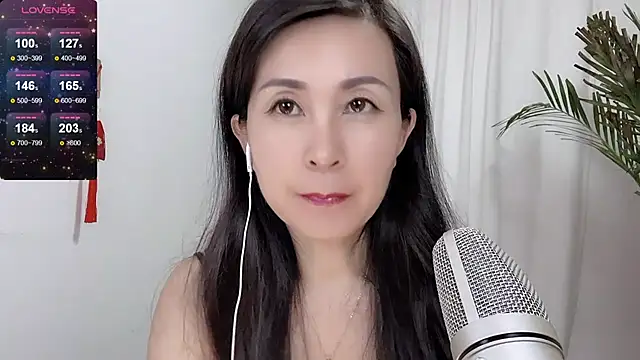 Snapshot of JackieBell chatting on 09.18.25 JackieBell online show from 09.18.25