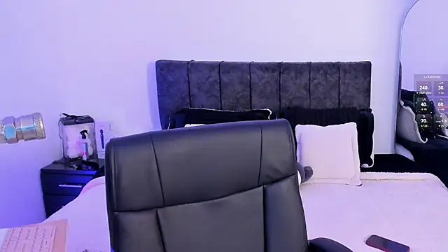 Taylormaxwell online show from 04.18.26