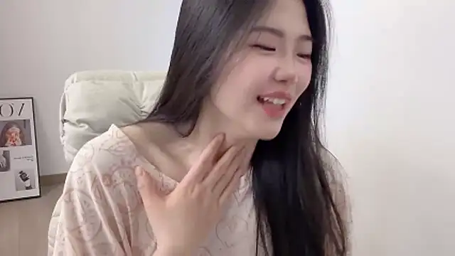 Snapshot of suki-1 chatting on 04.19.26 suki-1 online show from 04.19.26