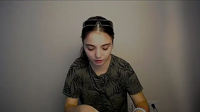 Snapshot of Sun_Shine__ chatting on 09.25.25 Sun Shine online show from 09.25.25