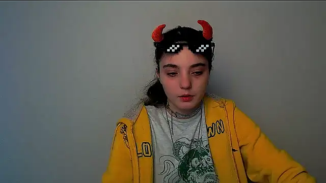 Snapshot of Sun_Shine__ chatting on 10.12.25 Sun Shine online show from 10.12.25