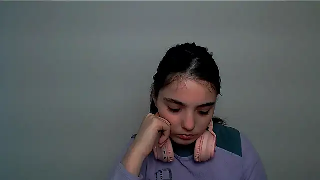 Snapshot of Sun_Shine__ chatting on 10.22.25 Sun Shine online show from 10.22.25
