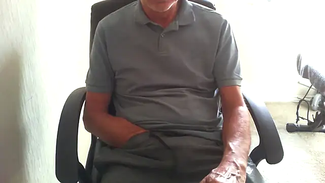 Snapshot of rogpb chatting on 06.18.26 rogpb online show from 06.18.26