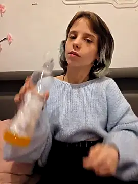 Snapshot of Little_evil00 chatting on 10.04.25 Little evil00 online show from 10.04.25