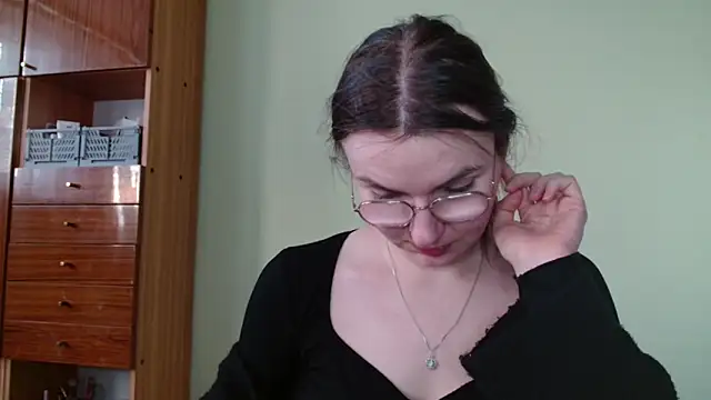 LooveELLYx online show from 02.04.25